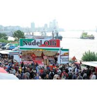 3456_6832 Marktstand mit Nudeln auf dem Hamburger Fischmarkt  an der Elbe. | Altonaer Fischmarkt und Fischauktionshalle